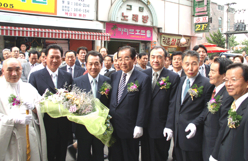 중앙당 당직자들이 참석한 가운데 부천지역발전포럼 현판식을 가진후 기념촬영 